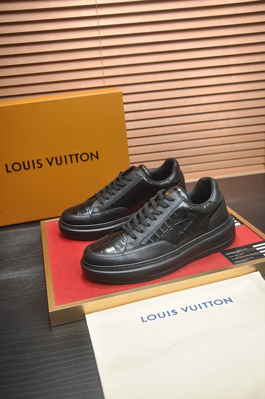 Men's men's shoes 💰640💶Original development, quality shipping, welcome to compare - LV sneaker series sports shoes introduce the loose silhouette of the ready-to-wear series into the spring and summer men's wear shows and make an eye-catching appearance. The cow leather upper is combined with rough fabric laces, and colorful beading highlights the brand's classic elements. LV letters mark the tongue and Monogram floral outsole. Mixed materials Made of top-grain cowhide, thick shoelace design, large Monogram print on the side, mesh lining and cotton feet, the comfort is as extreme as ever, premium heritage, quality first, worth owning! Size: Men’s 38-45 (45 is custom-made and cannot be returned or exchanged)